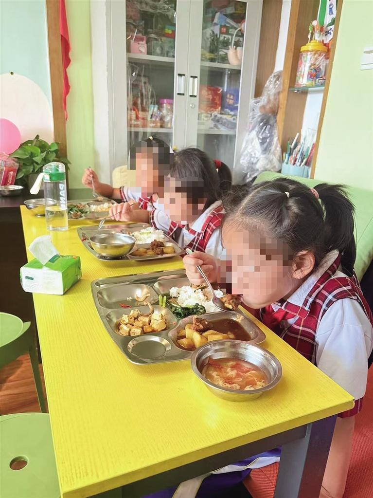 同班同学在小饭桌一起吃饭