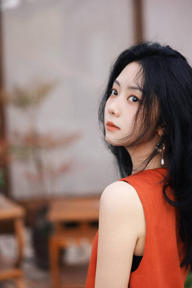 谭松韵长发披肩，温柔静谧。