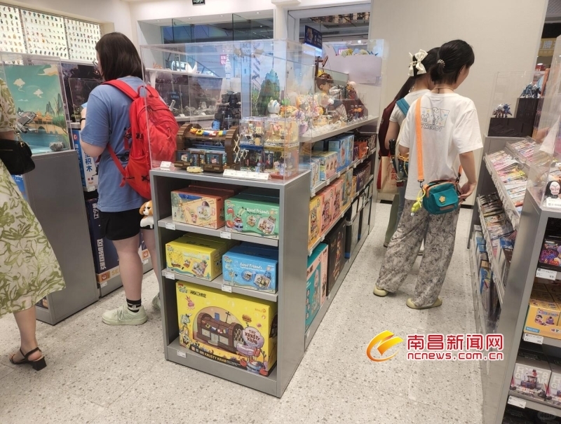 市民在選購盲盒