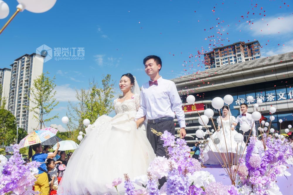 新人牵手走进婚礼殿堂。