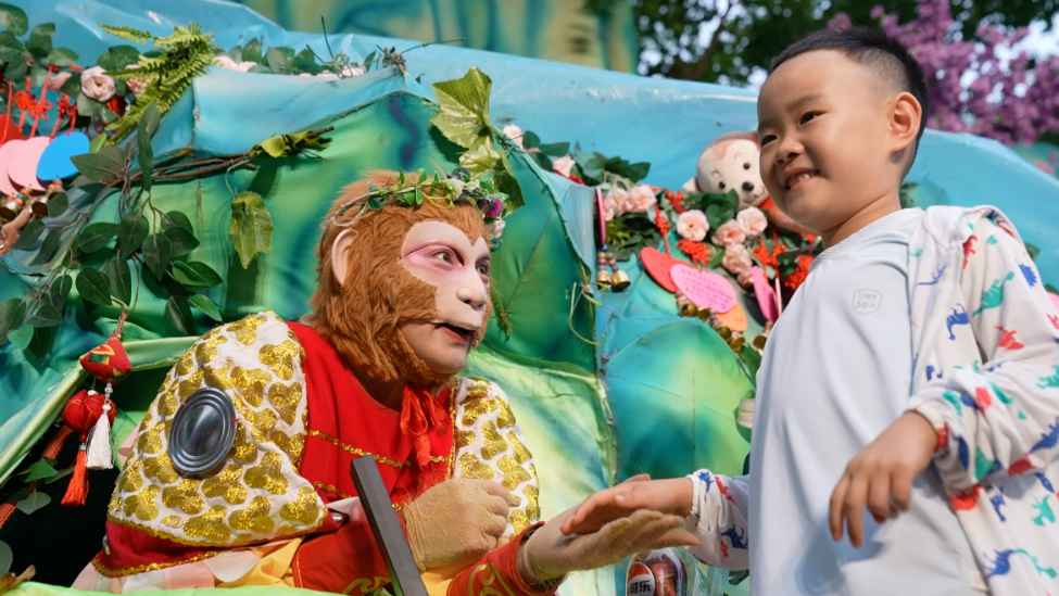 吃雪饼视频引爆16万人围观！“雪饼猴”自曝逆袭真相：每块淤青都是我来时的路