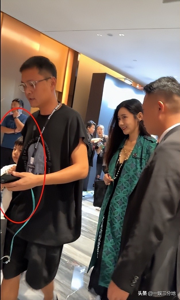近距离看秋瓷炫，双下巴明显，脸肿的崎岖不平，带着儿子斜眼看人(图12)