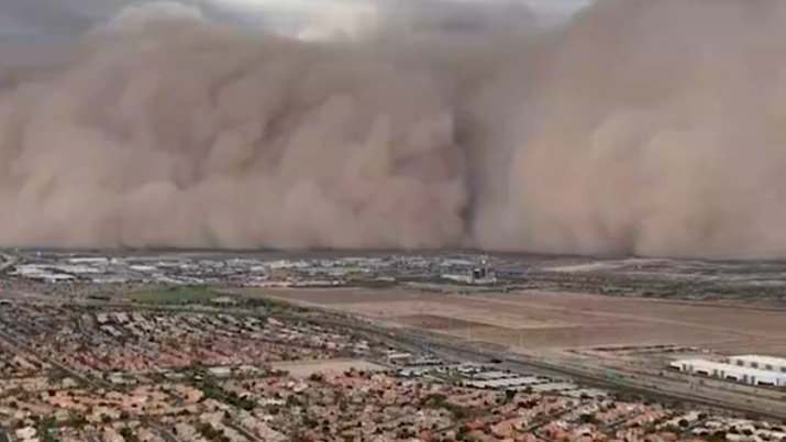 美国亚利桑那州，沙暴铺天盖地变巨大沙墙，场景宛如“世界末日”