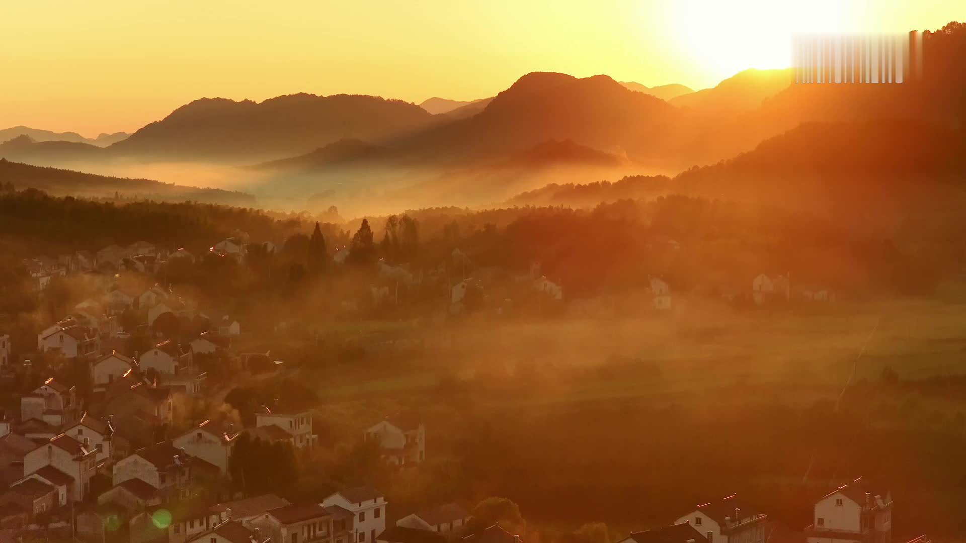 安徽池州：山村晨雾起 轻纱映山峦