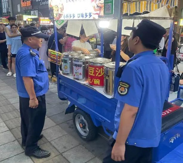 向摊主宣传城市管理相关法律法规