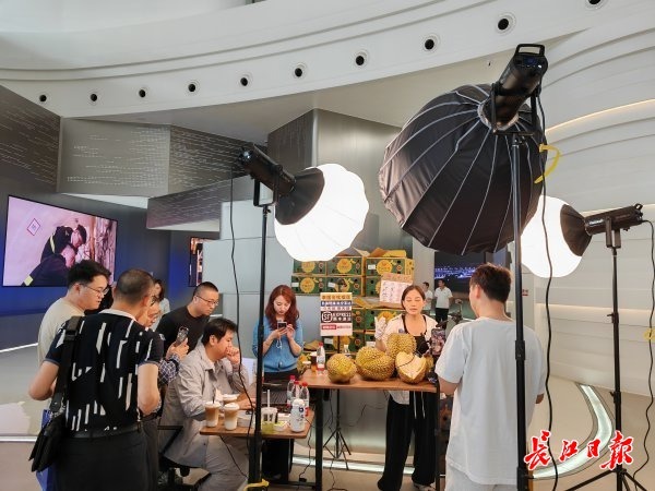 花湖机场旁边的鄂州跨境电商产业园,企业正在直播卖货。记者高喜明 摄