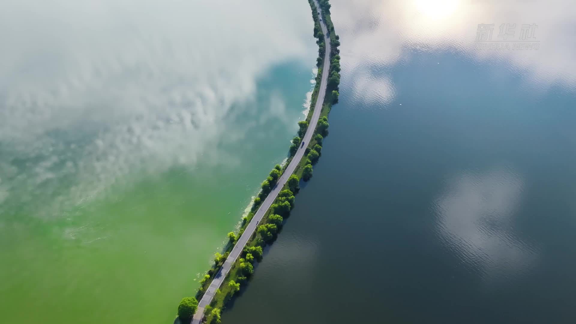 安徽池州：半湖青绿半湖蓝