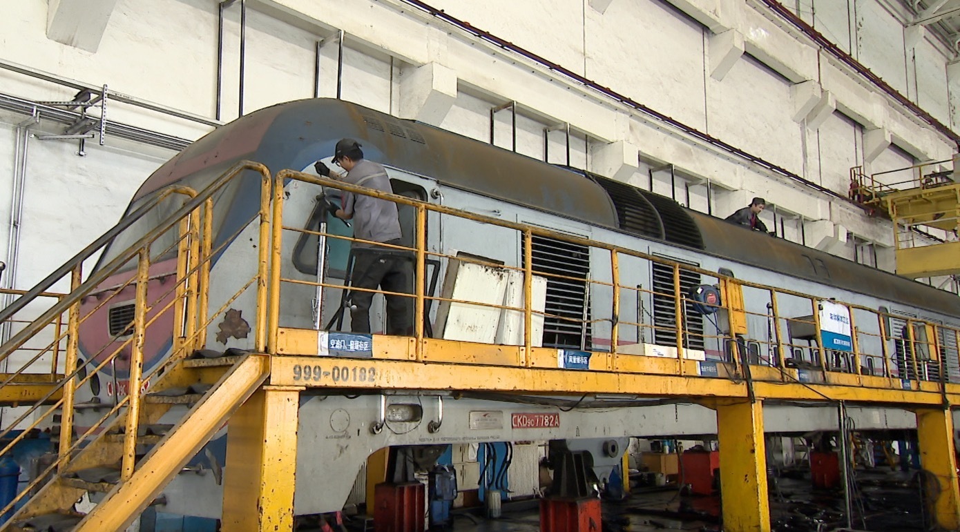 正在维修的火车头