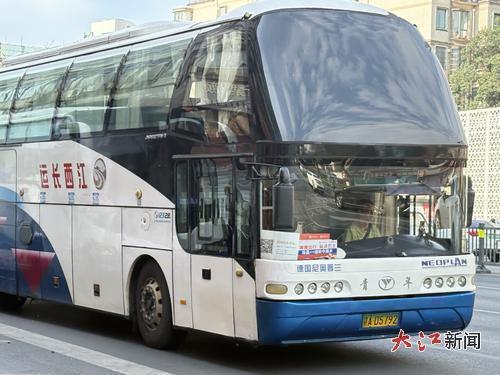 传统长途大巴变身“避暑专线”。