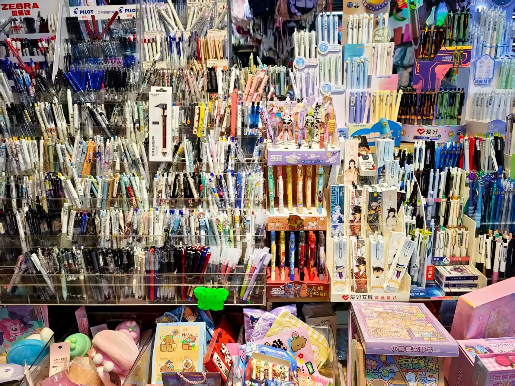 ▲广受学生喜爱的动漫形象被印在“中性笔盲盒”包装上。