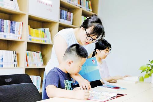 8月20日，遵化市华西城市书房内，市民正在阅读。 本报记者 师源摄