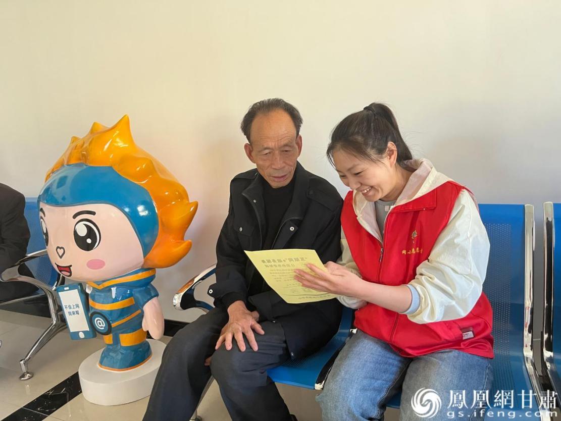 “网小帮”志愿者向老人耐心介绍互联网+政务服务的便捷功能 金塔县东北街社区服务中心供图