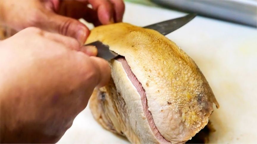 广东大叔用“牛舌”做菜，60元一份，老食客进店必点，来晚吃不到