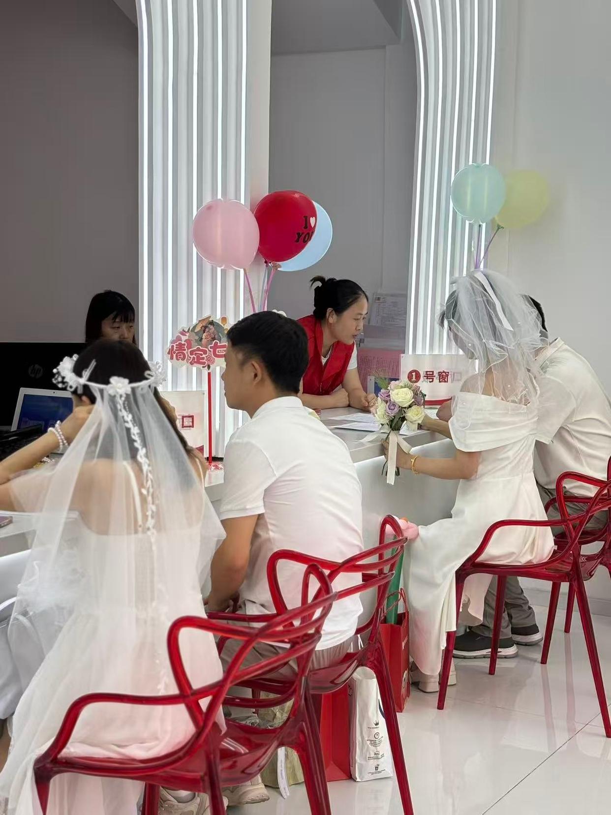 盛装而来的新人。图/九派新闻记者 阳丹