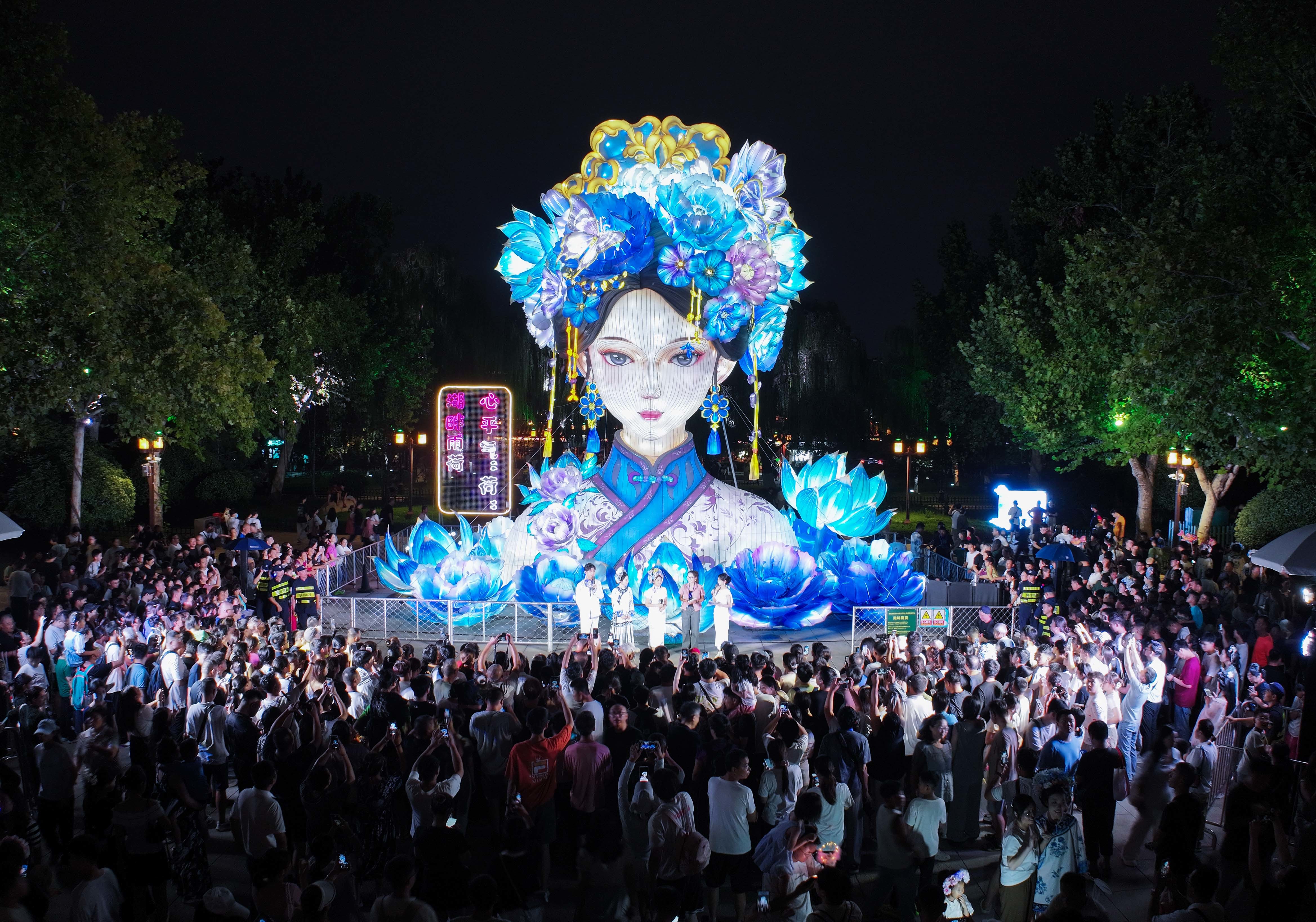 此岸别旧梦，彼岸启新荷 湖畔雨荷2.0璀璨亮灯