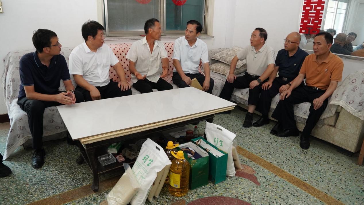 济宁市拥军优属协会赴梁山县走访慰问生活困难军属家庭