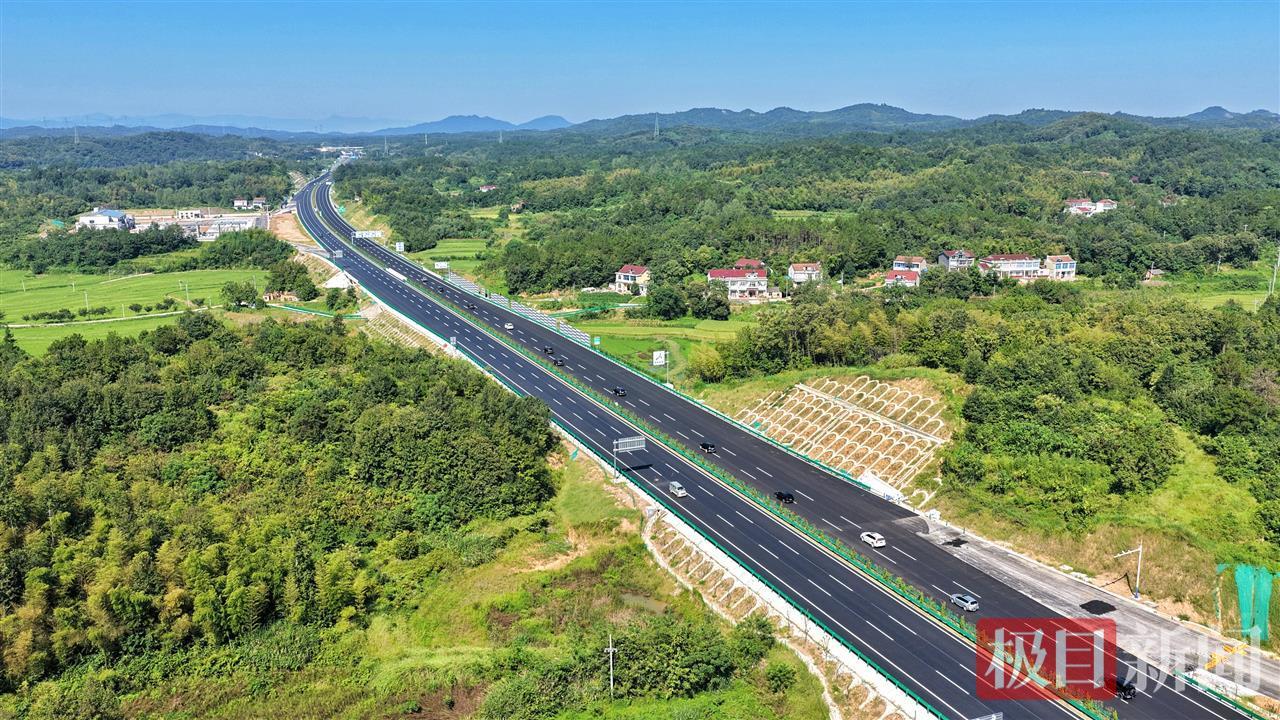 2025年8月28日，首批试驾车辆驶过中国能建葛洲坝集团投资建设的和襄高速大华山服务区主线.jpg