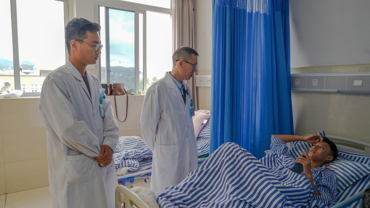 徐鲲杰带领徒弟查房