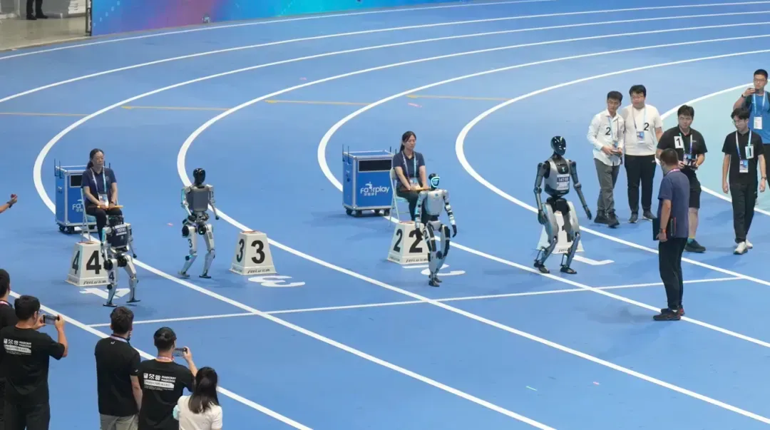 田径场上“名场面”，机器人奔向观众席？