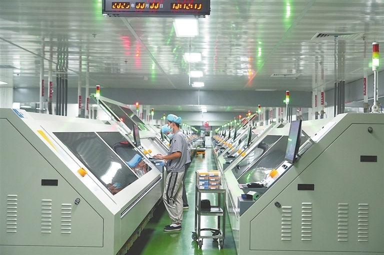 景旺電子江西信豐工廠鉆孔車間內，技術人員正在調試設備。江西日報全媒體記者 熊修吉攝