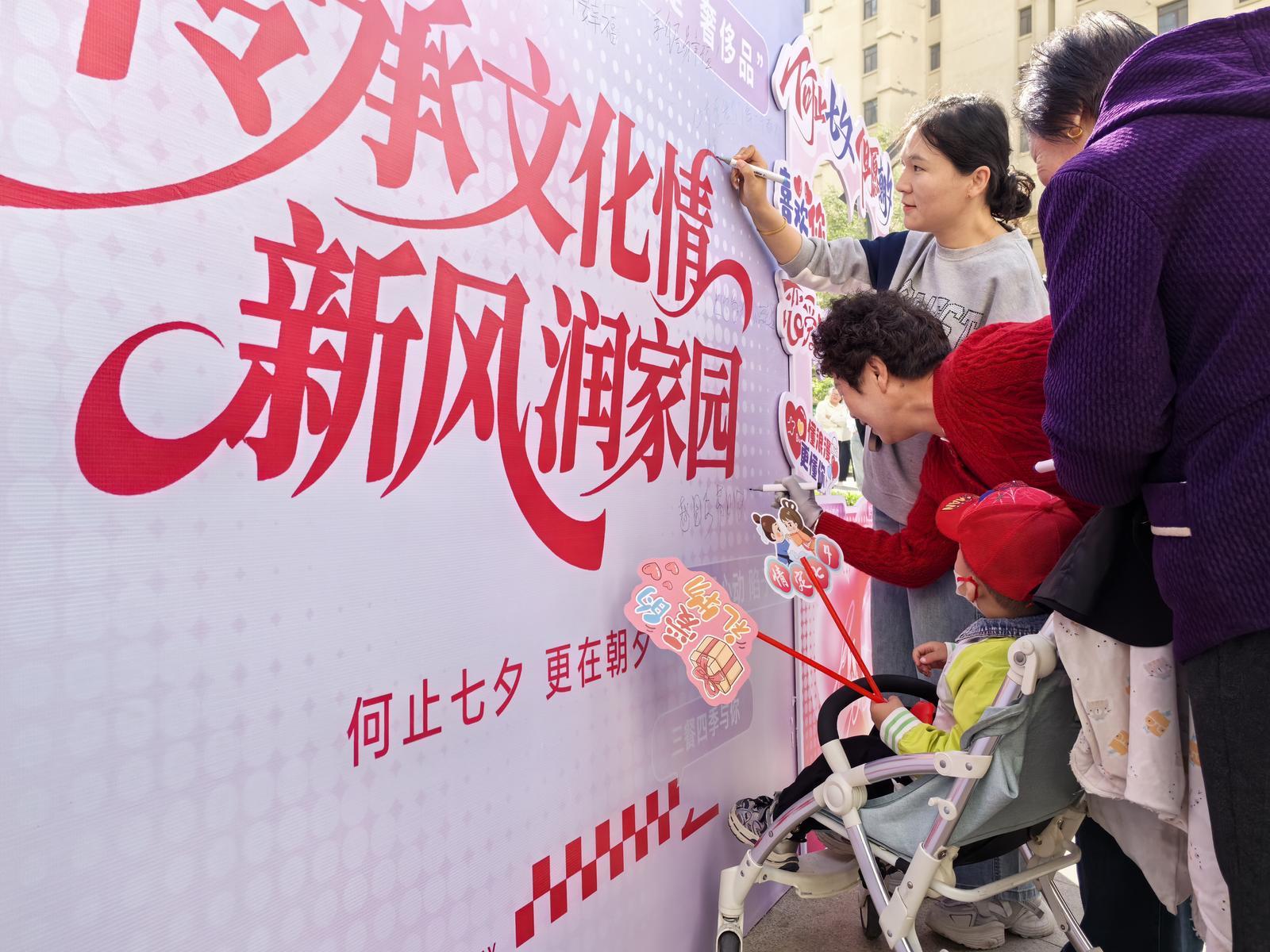 ▲居民在移风易俗签名墙签名