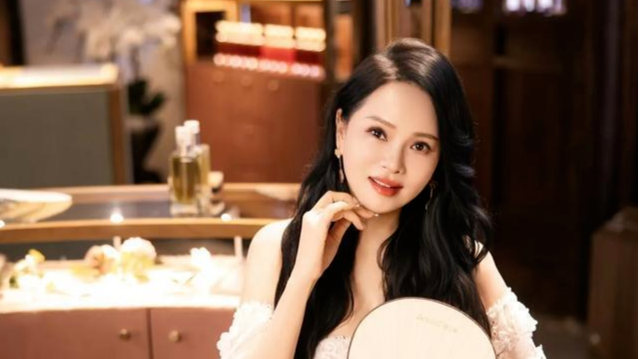 57岁伊能静南京出席活动，路人镜头下和精修判若两人，网友：岁月谁都躲不掉封面图