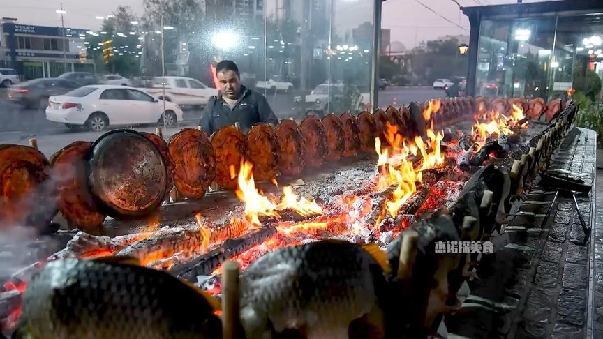 伊拉克著名炭火烤鱼，采用鲤鱼现杀现烤，味道鲜美、肉质细嫩