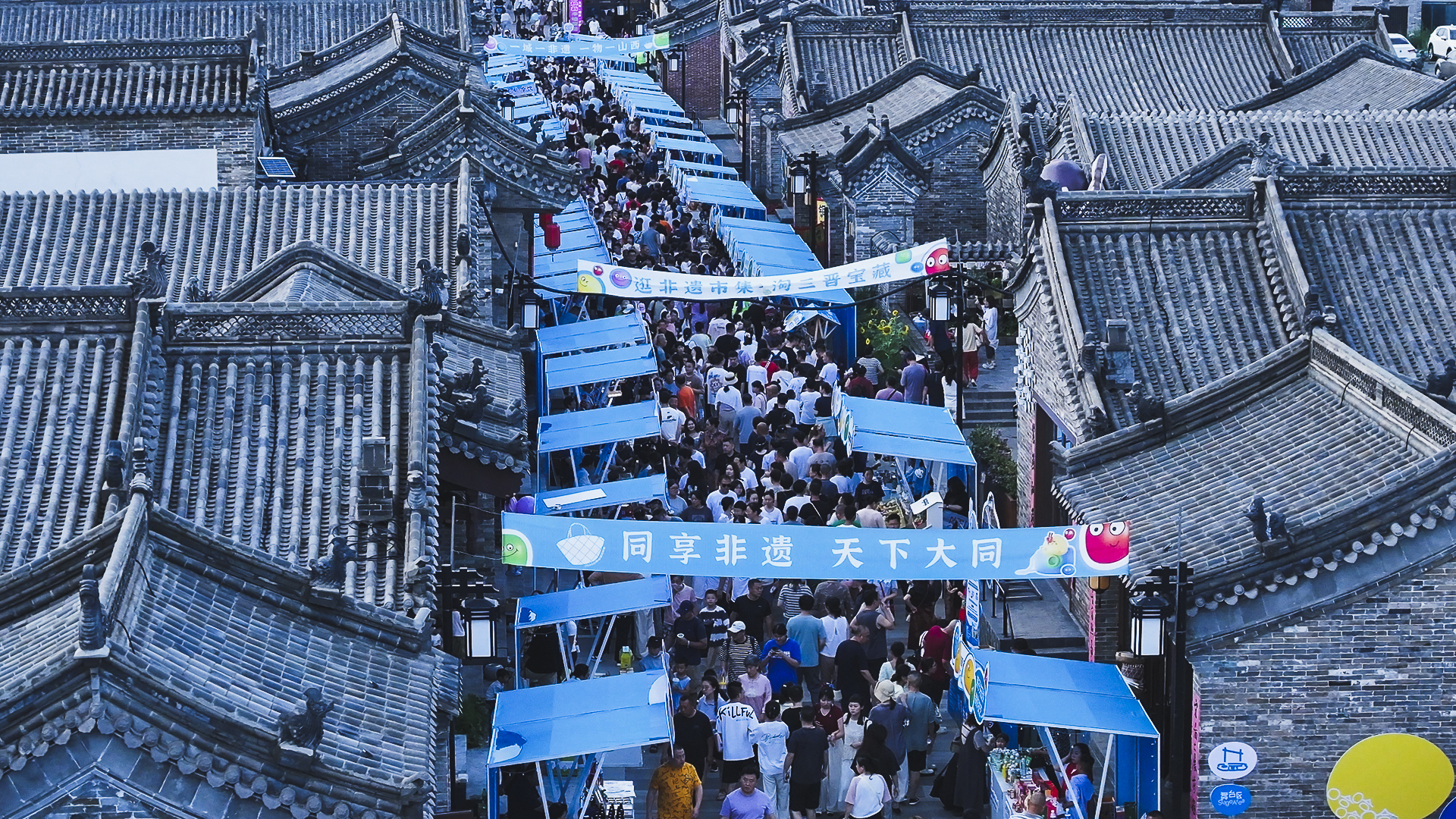 位于大同古城柴市角的非遗主题市集人流如织
