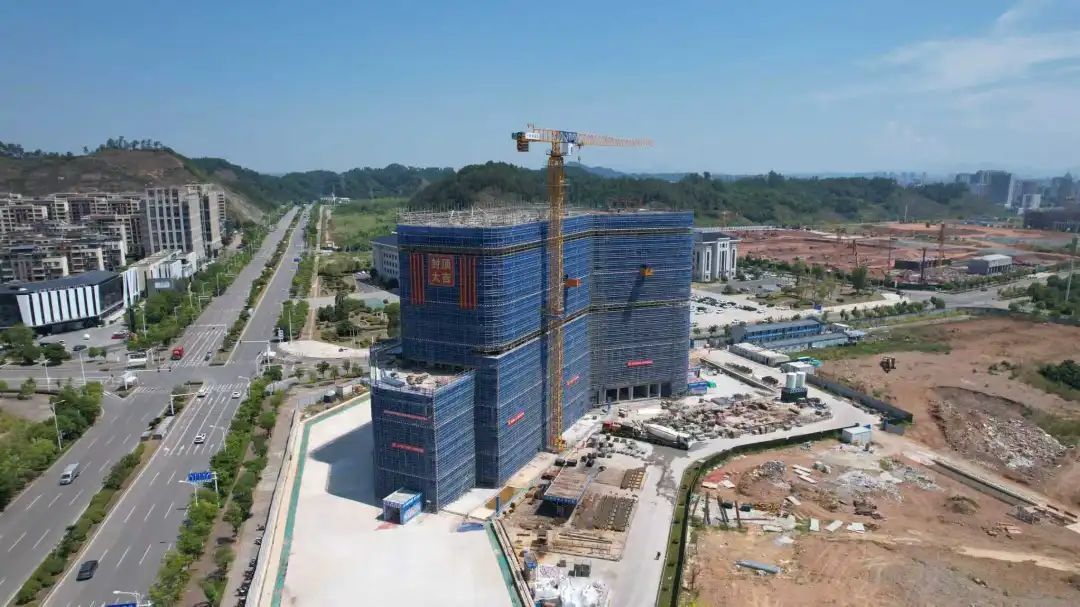 图为现场封顶照片