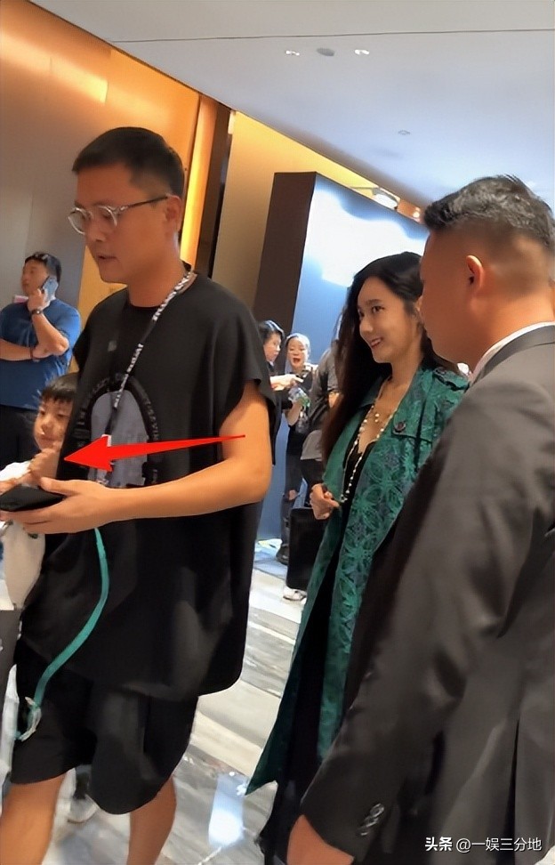 近距离看秋瓷炫，双下巴明显，脸肿的崎岖不平，带着儿子斜眼看人(图21)
