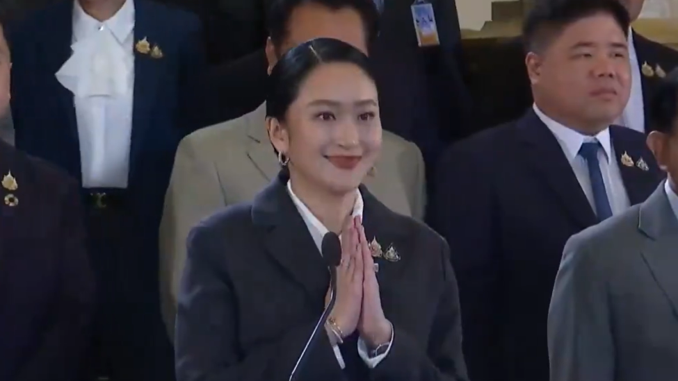 8月29日，佩通坦在发言前双手合十向记者问好。