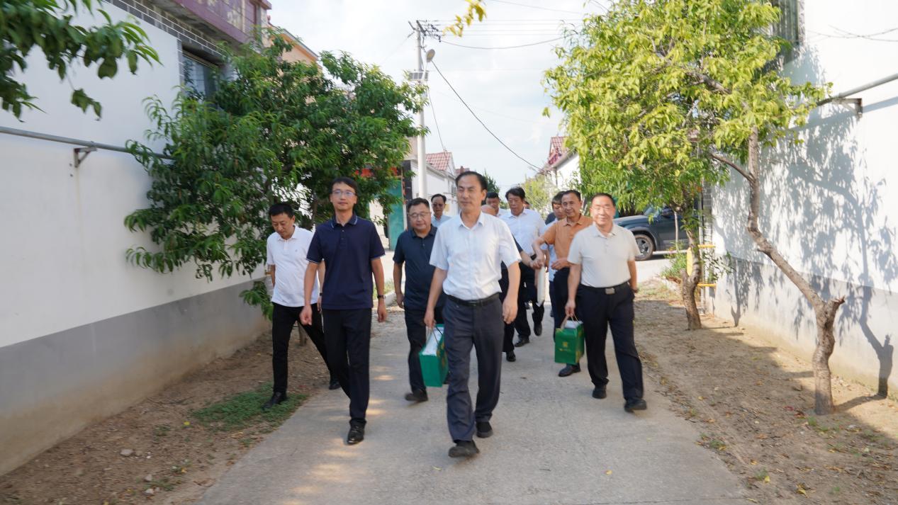 济宁市拥军优属协会赴梁山县走访慰问生活困难军属家庭