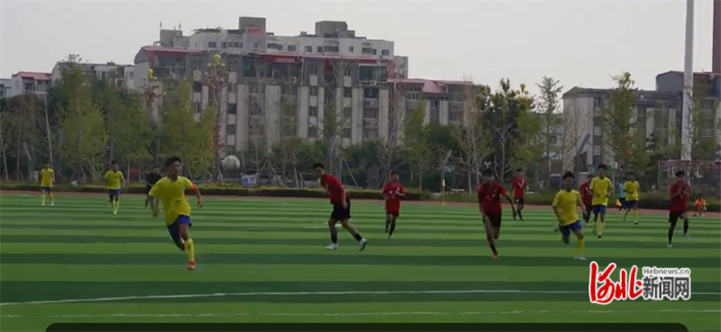 在邯郸U18梨乡水城体育中心赛场，魏县魏都梨乡队与临漳魏武雄风队正在进行友谊赛。