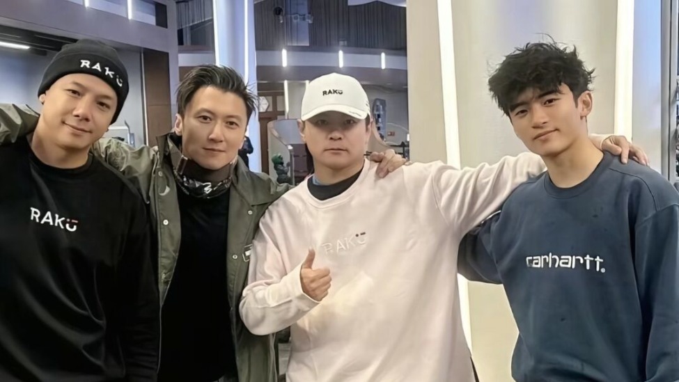 谢霆锋带大儿子滑雪，18岁谢振轩高清正脸照曝光，父子同框太养眼封面图