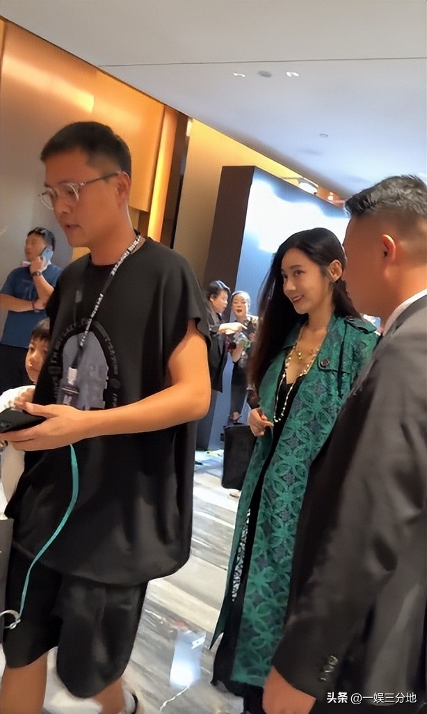 近距离看秋瓷炫，双下巴明显，脸肿的崎岖不平，带着儿子斜眼看人(图33)