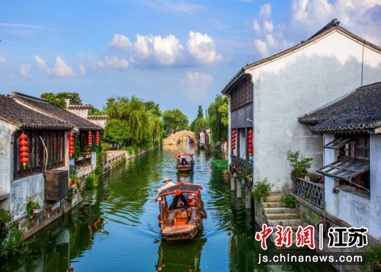 鹅湖度假区全景导览图；2、度假区内的古镇风景；3、俯瞰度假区。鹅湖镇供图