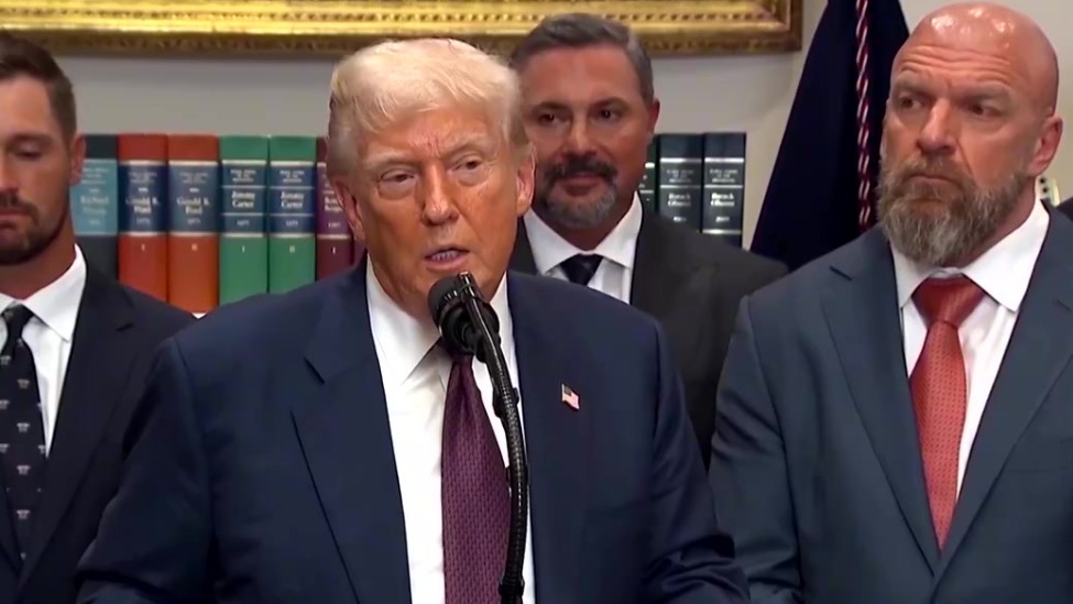 晒与普京合照+冷战旧照！特朗普喊话乌军反攻，炮轰拜登