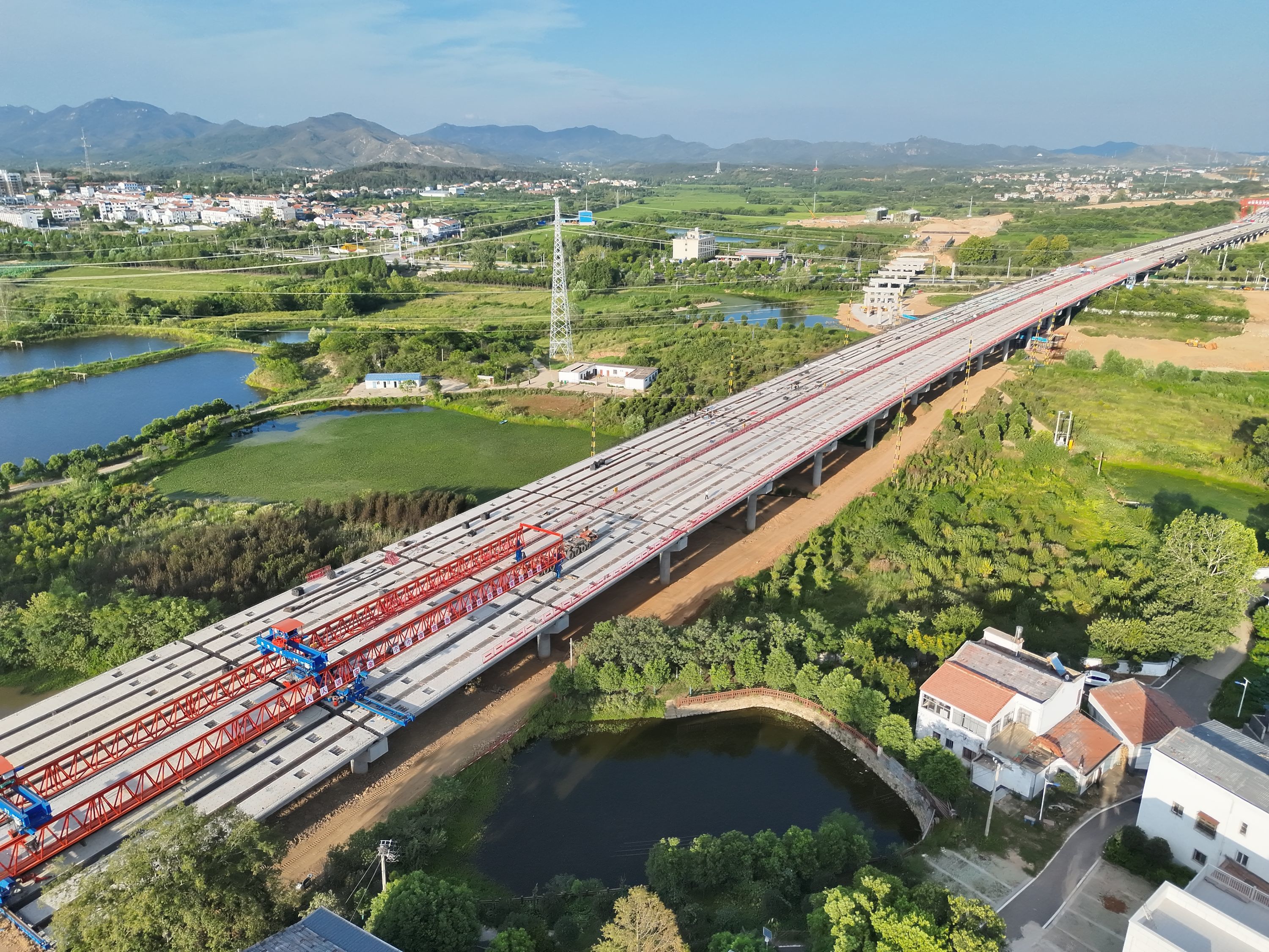 8月24日,武汉都市圈环线高速公路跨木兰大道高架桥全幅贯通。