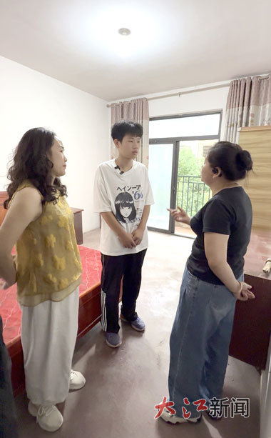 劉宏基(中)在租房。鄔強 攝