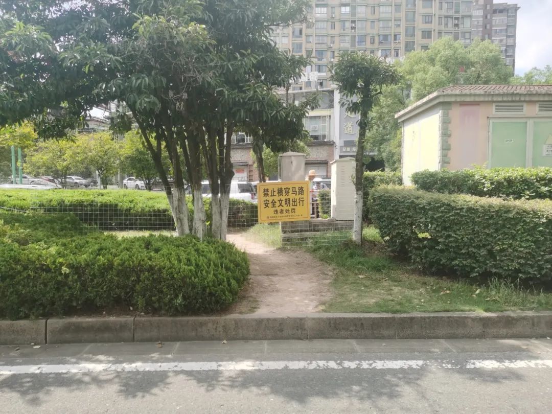 行人橫穿馬路好危險(xiǎn) 景德鎮(zhèn)一道路三處“路口”被重點(diǎn)管控