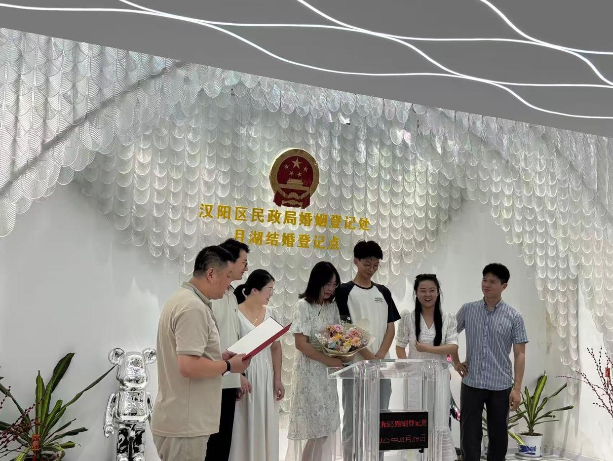 王先生（左二）和刘女士（左三）在颁证仪式中。图/九派新闻记者 阳丹