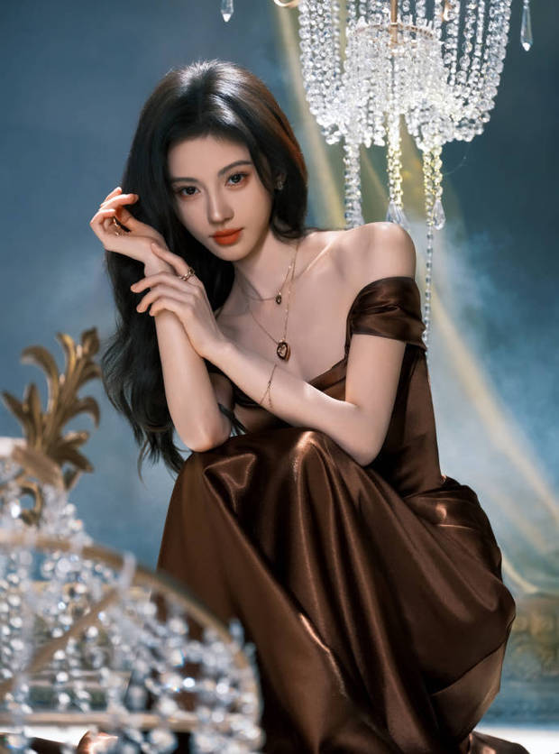 鞠婧祎一袭流光抹胸裙氛围感超绝