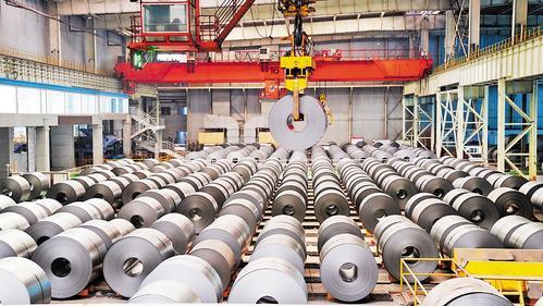 8月12日，河钢集团邯钢公司邯宝冷轧厂内，无人天车正在吊运钢卷。董源摄