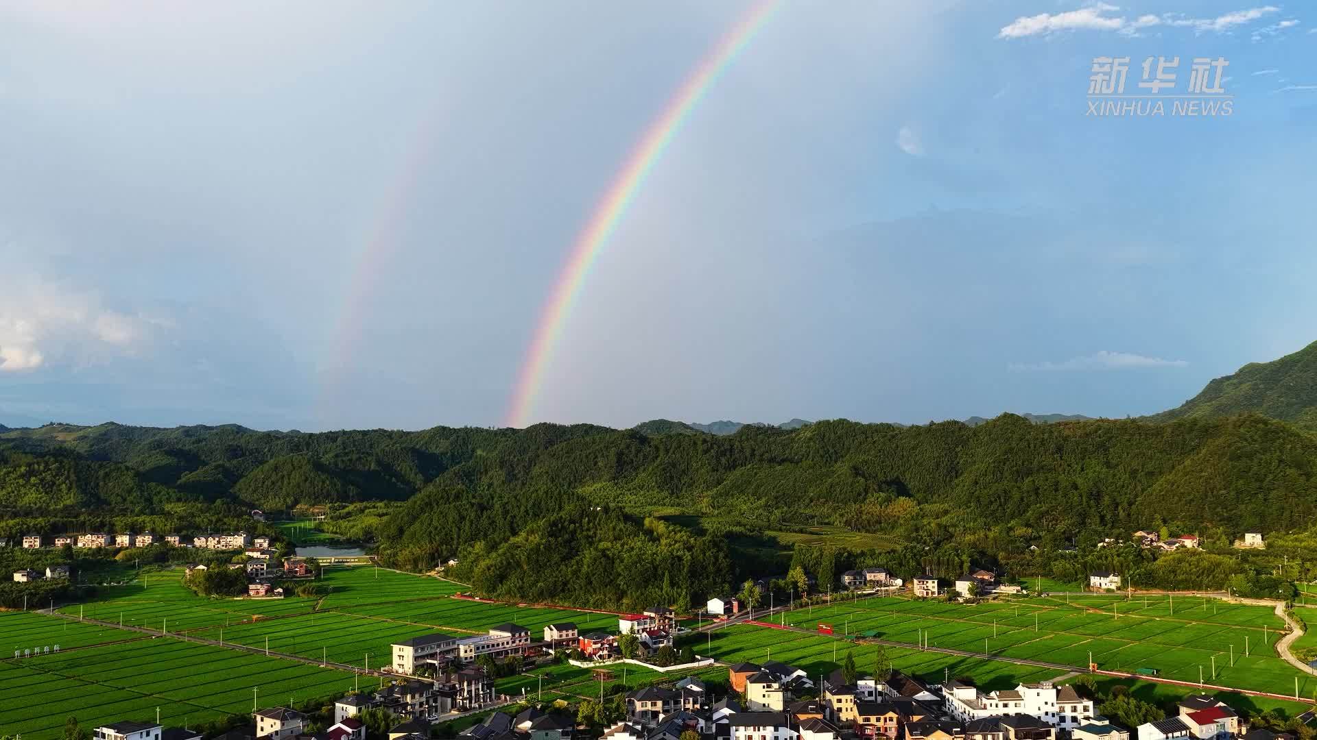 杭州临安河桥暮色：彩虹映金野 美景入画来