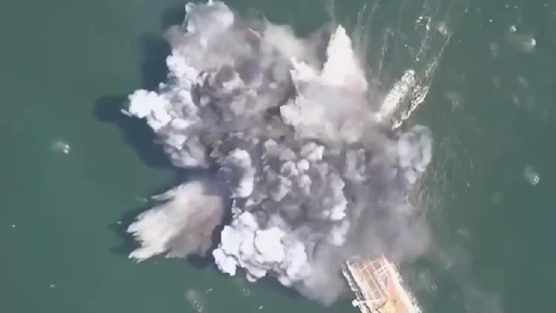 现场画面！俄军对乌克兰侦察船实施打击，高速无人艇直冲目标瞬间引爆