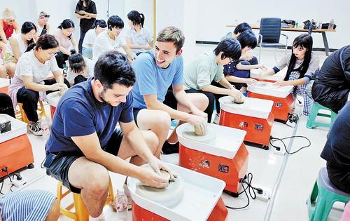 8月4日，内丘邢窑文化旅游区，中外非遗文化爱好者体验邢白瓷制作技艺。柳梦珂摄