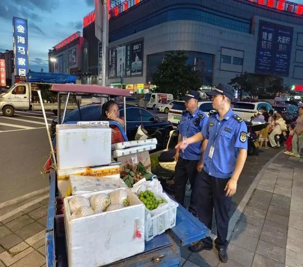 环市街道办、城管等部门对夜市周边市容环境秩序开展联合整治