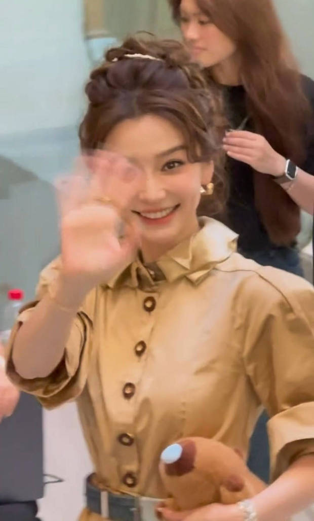 杨颖对粉丝挥手。