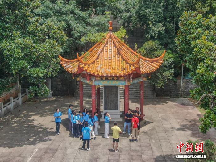 圖為在江西上高抗日陣亡將士陵園，一群開(kāi)展社會(huì)實(shí)踐的大學(xué)生在此了解上高會(huì)戰(zhàn)歷史。劉力鑫 攝