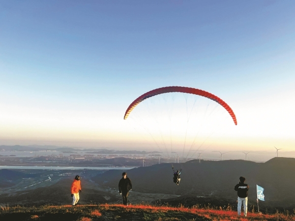 游客在体验滑翔伞飞行。（北仑飞凡滑翔伞基地供图）